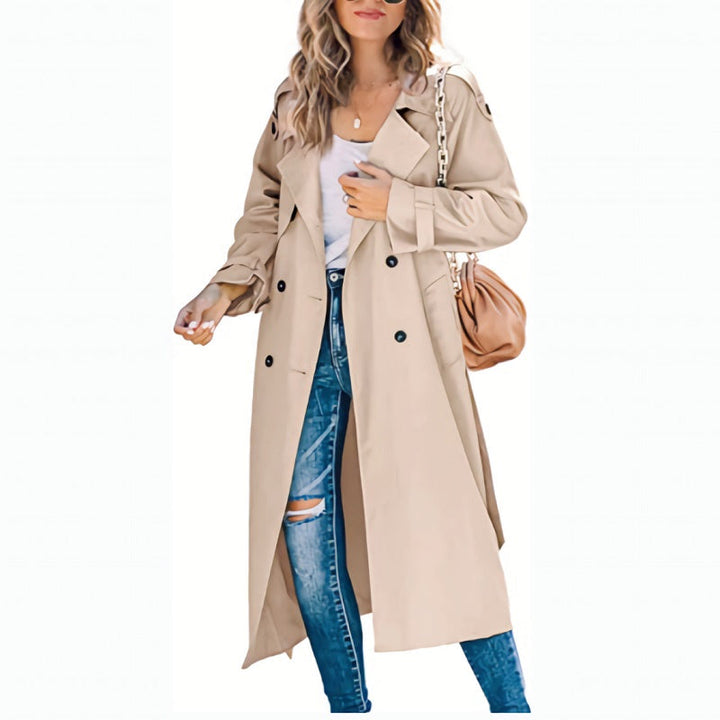 Modern lång damtrenchcoat som utstrålar tidlös elegans. Mångsidigt ytterplagg för en sofistikerad vardagslook.