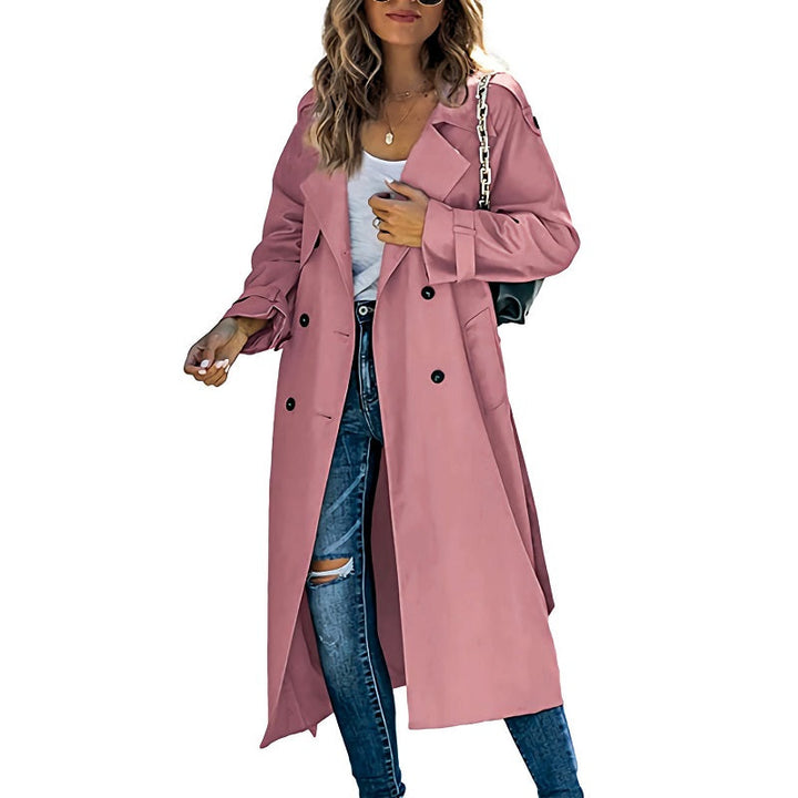 Lång modern trenchcoat för kvinnor. Elegant och stilren dubbelknäppt damkappa, perfekt för både vardag och fest.