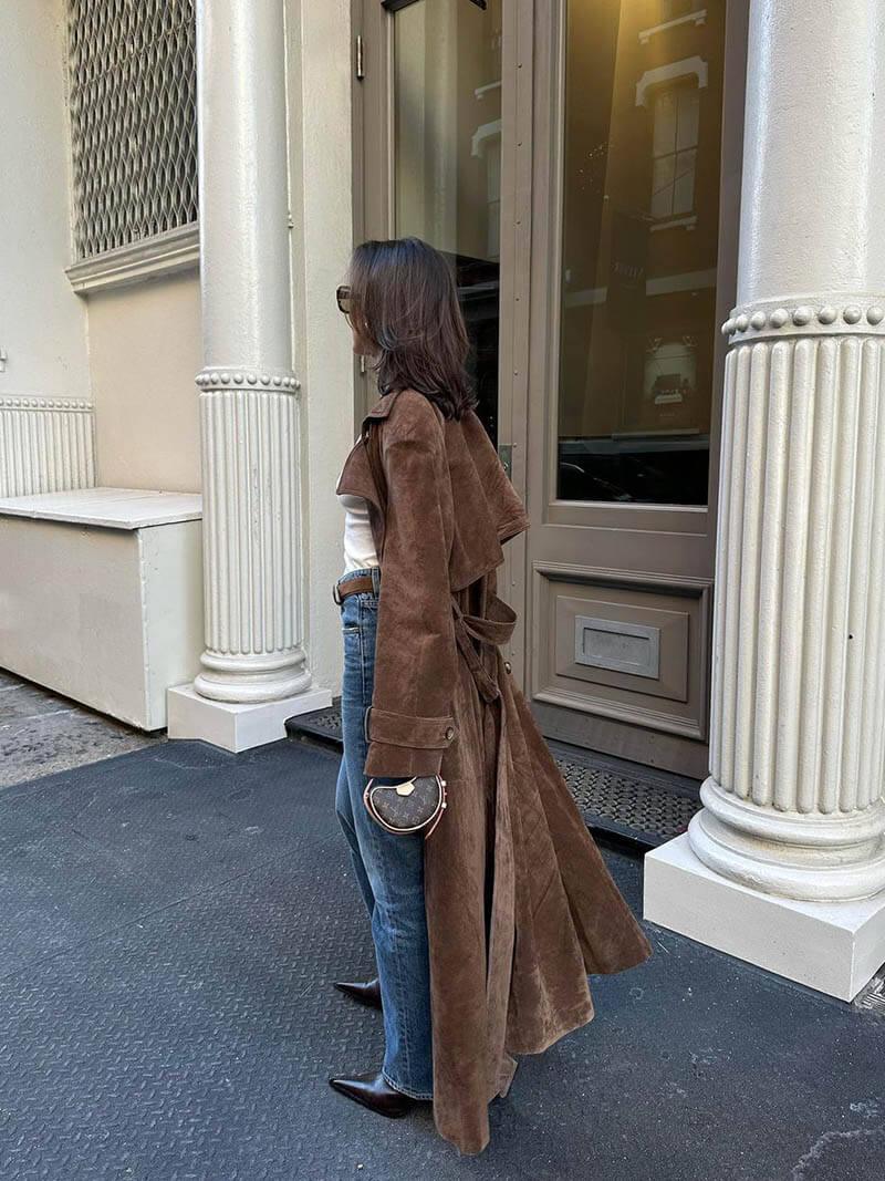Klassisk lång trenchcoat för kvinnor, ett stilrent ytterplagg som passar alla tillfällen. Elegant höstkappa.