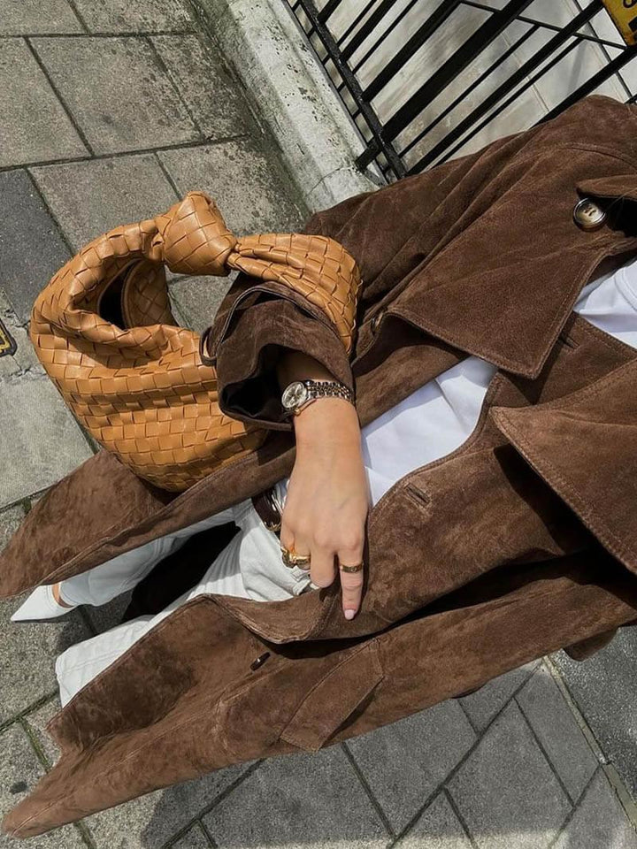 Elegant kvinnors långa trenchcoat, en stilren och varm vinterkappa med justerbart bälte för en klassisk look.