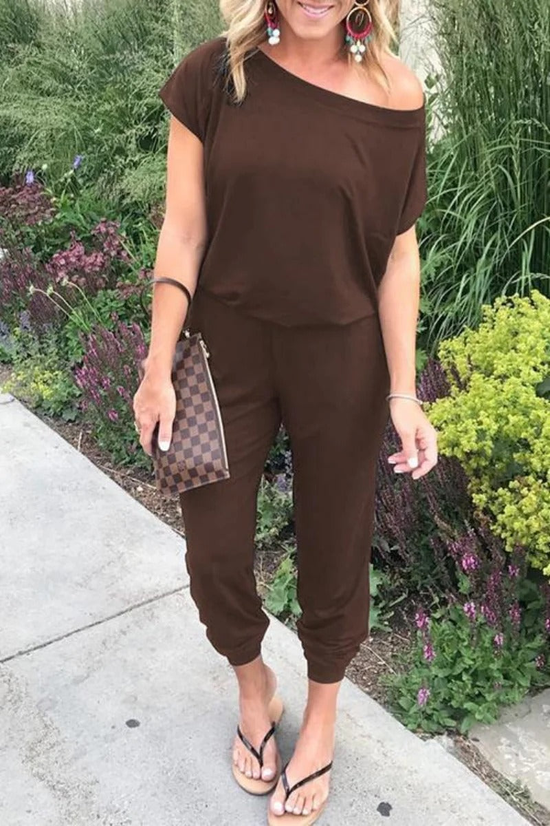 Mångsidig damjumpsuit med lös passform och trendigt axelavslut. Passar både vardag och speciella tillfällen.