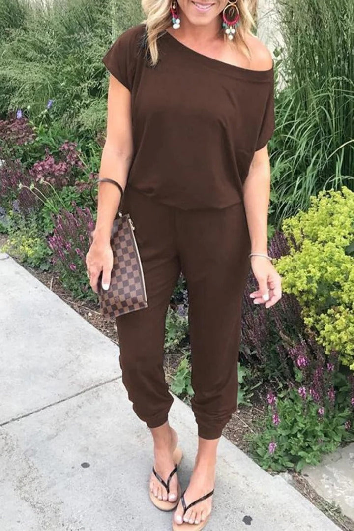 Mångsidig damjumpsuit med lös passform och trendigt axelavslut. Passar både vardag och speciella tillfällen.