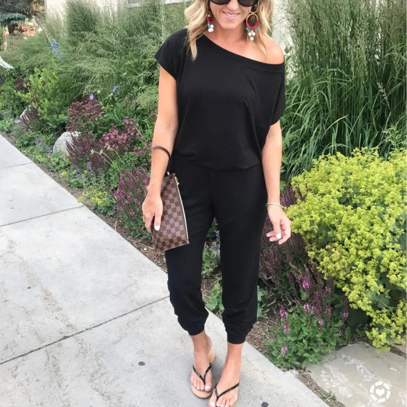 Mode dam: Lös jumpsuit med axelavslut. Elegant för vardagsbruk, passar även som snygg kvällsoutfit.