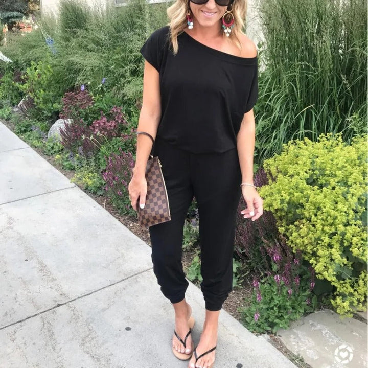 Mode dam: Lös jumpsuit med axelavslut. Elegant för vardagsbruk, passar även som snygg kvällsoutfit.