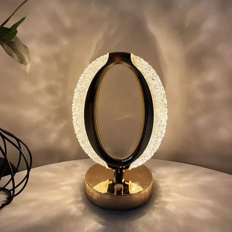 Exklusiv dekorativ kristall bordslampa; laddningsbar med touchfunktion. Skapar elegant stämning i hemmet.