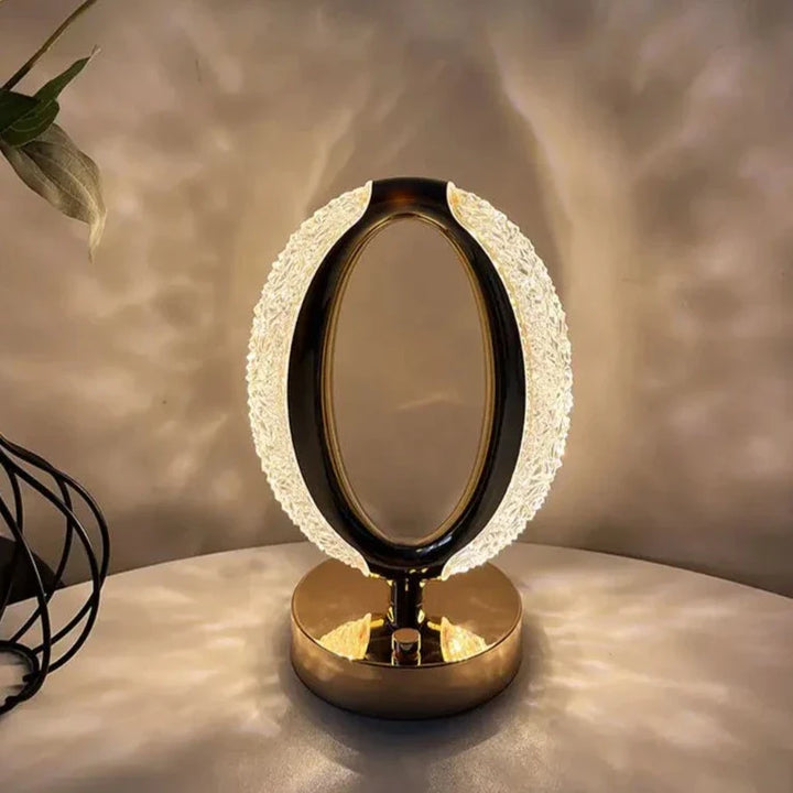 Exklusiv dekorativ kristall bordslampa; laddningsbar med touchfunktion. Skapar elegant stämning i hemmet.