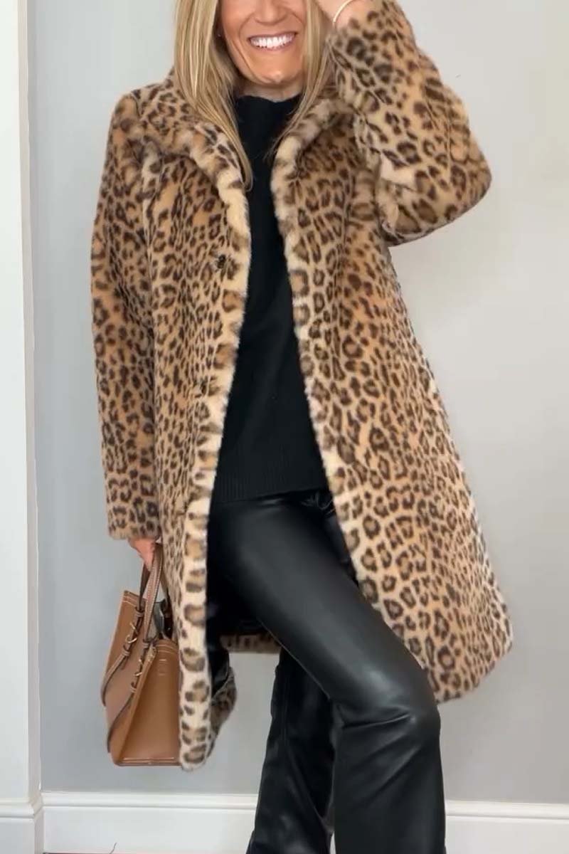 Beige leopardkappa för kvinnor, skräddarsydd. Idealisk för både vardagsstil och festmode.