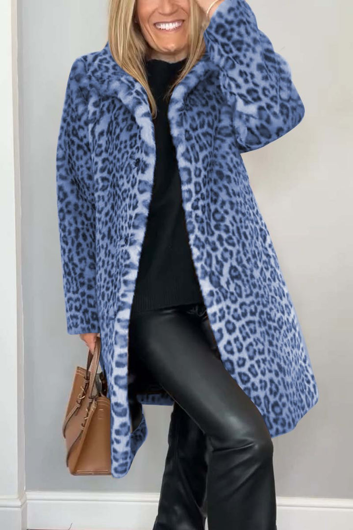 Rosa leopardmönstrad damkappa, skräddarsydd. Elegant modekappa, ett trendigt ytterplagg för kvinnor.