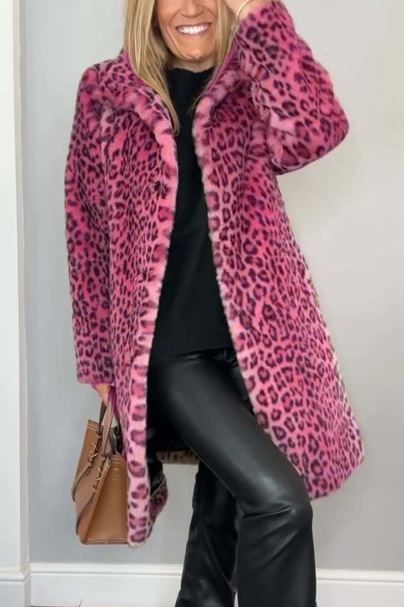 Leopardmönstrad kvinnors kappa, skräddarsydd och elegant. Trendigt ytterplagg för både fest och vardag.