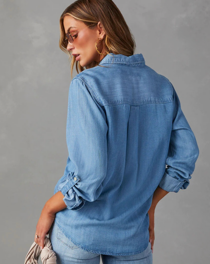 Kvinnors bekväma bomullsblandningsblus i ljusblått, med klassisk knappstängning, dammode.