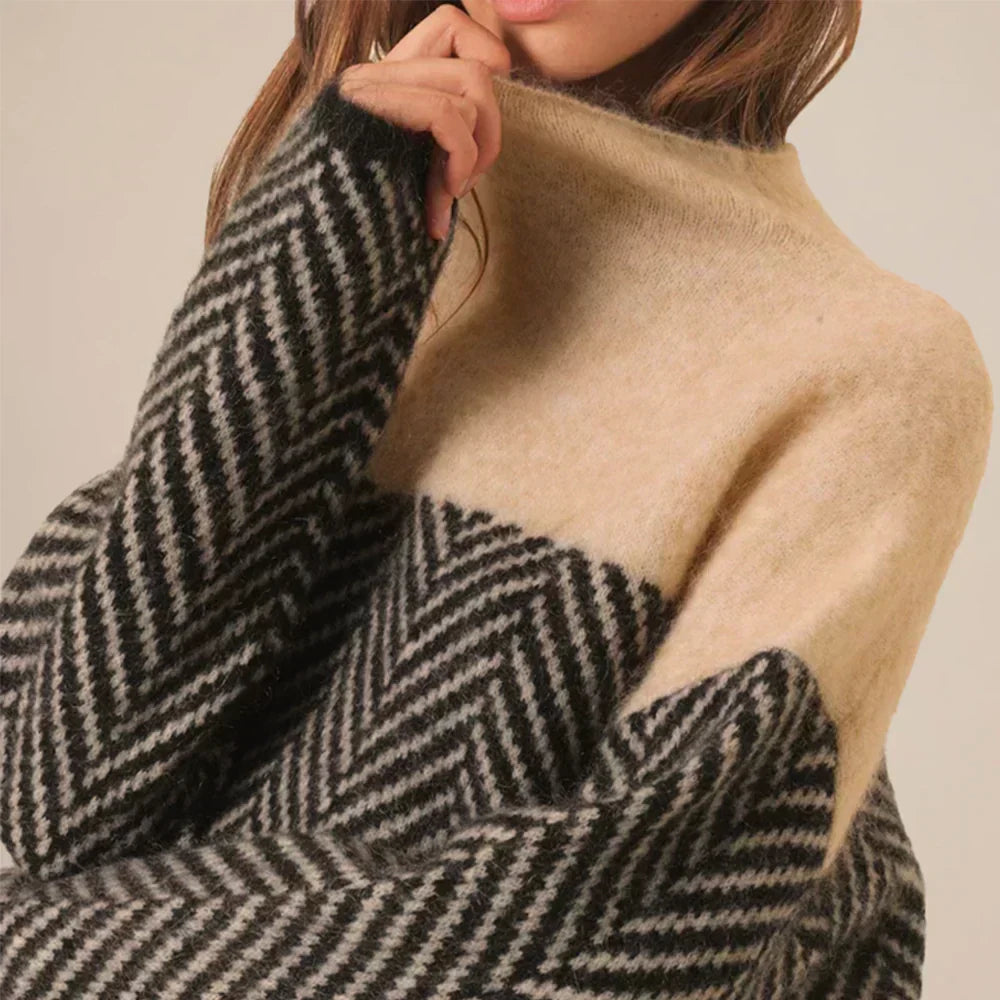 Närbild av den bekväma mönstrade damtröjan med turtleneck, idealisk för en chic vardags- eller kontorslook.
