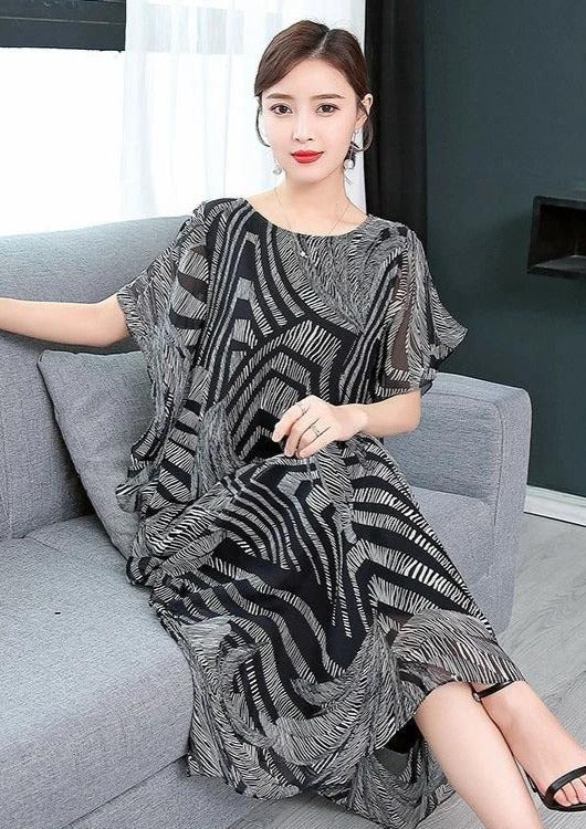 Stilfull mönstrad kaftan klänning med O-hals. En festklänning för kvinnor, även perfekt som strandklänning i chiffong.