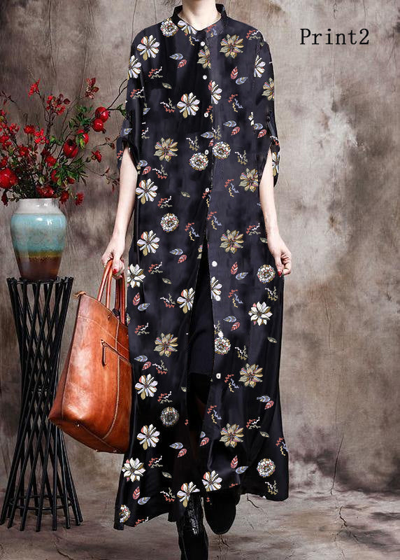 Närbild: Elegant mönstrad långklänning/cardigan för damer. Detaljer av det unika mönstret.