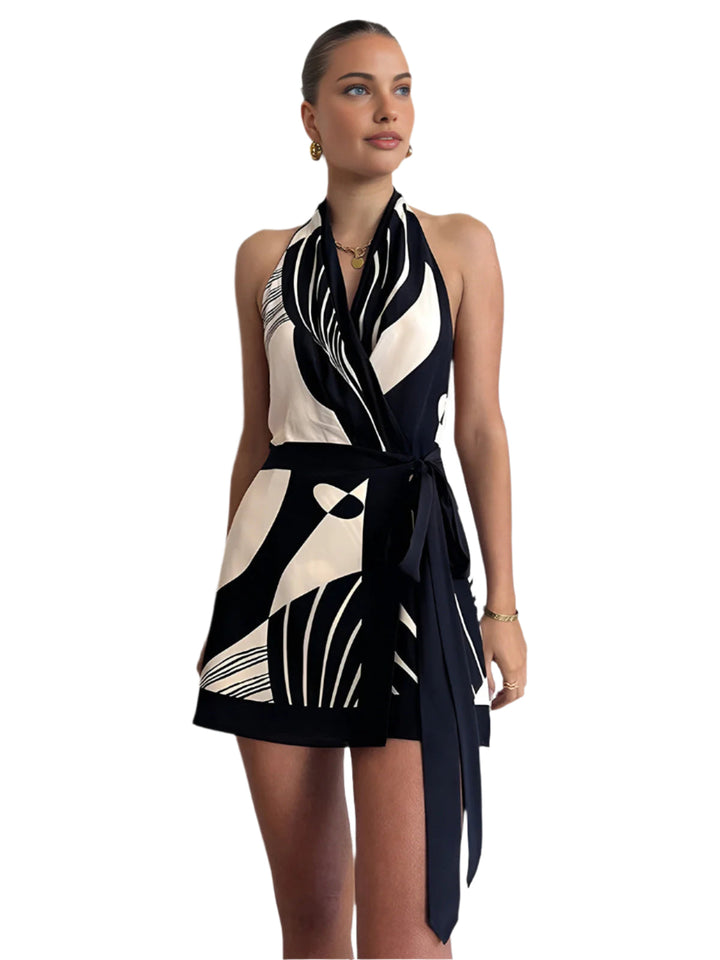 Elegant mönstrad satin omlottklänning för damer med halterneck, perfekt som festklänning.