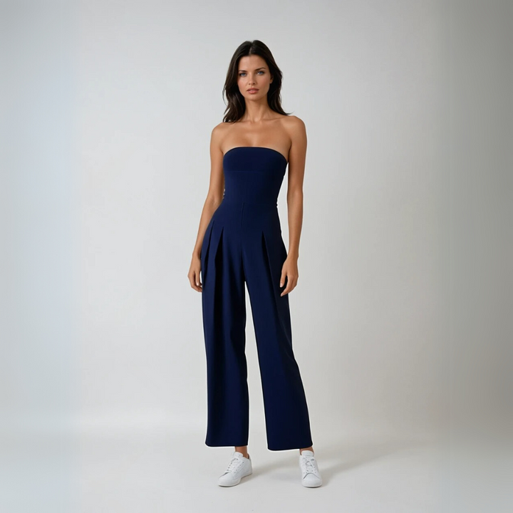 Bekväm damjumpsuit, mörkblå och axelbandslös med vida ben, för en luftig och chic sommarlook.