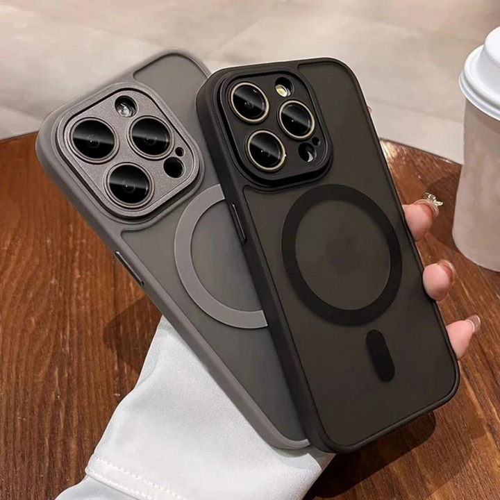 Elegant iPhone 12 fodral, magnetiskt och stötsäkert, ger optimalt skydd för din telefon.