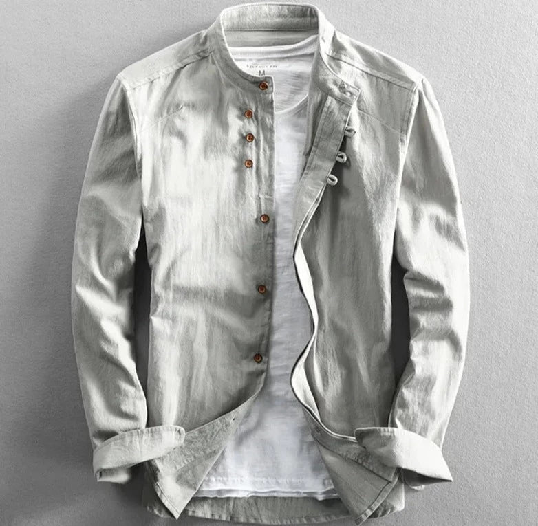 Modell bär mörkgrå herrskjorta i japansk design, framhäver dess eleganta passform och stil.