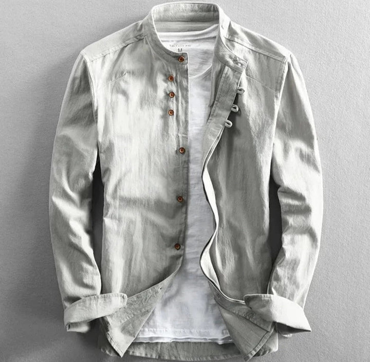 Modell bär mörkgrå herrskjorta i japansk design, framhäver dess eleganta passform och stil.