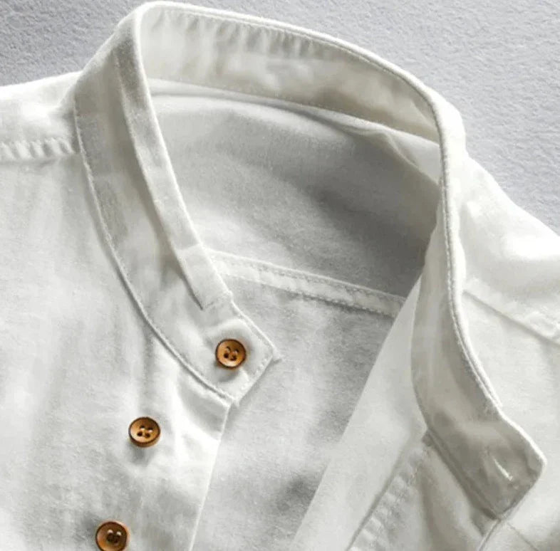 Herrskjorta med japansk stil i grått mot vit bakgrund, framhäver dess mode och design.