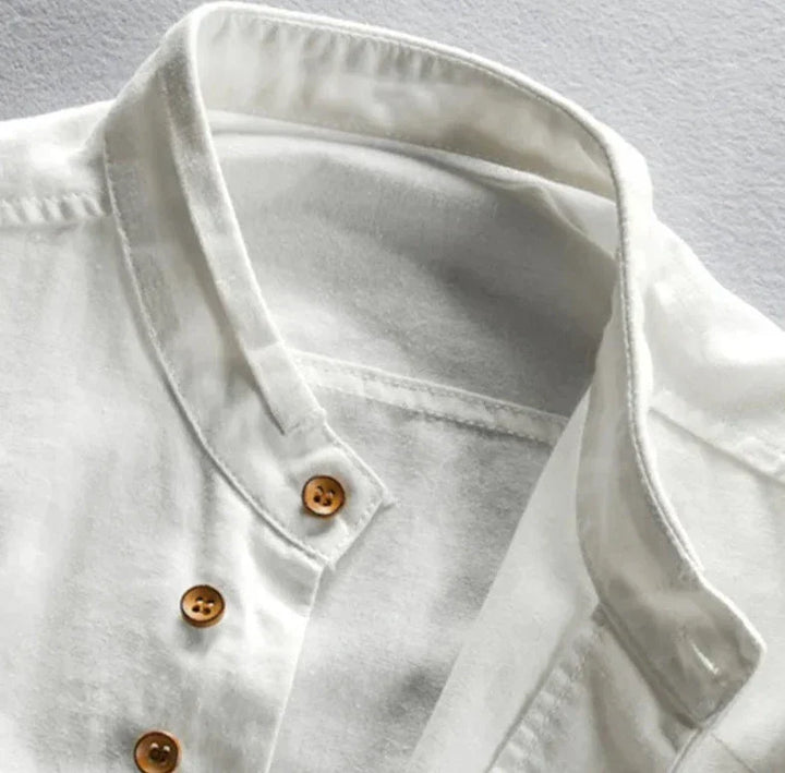 Herrskjorta med japansk stil i grått mot vit bakgrund, framhäver dess mode och design.