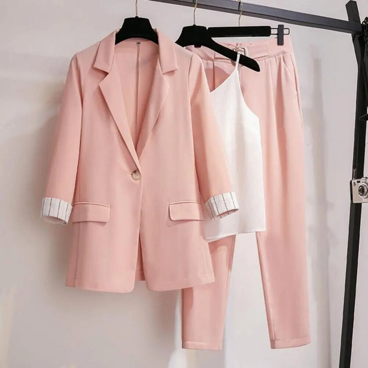 Stilrent kvinnors kavajset med matchande byxor och topp. Perfekt för en elegant och professionell look.