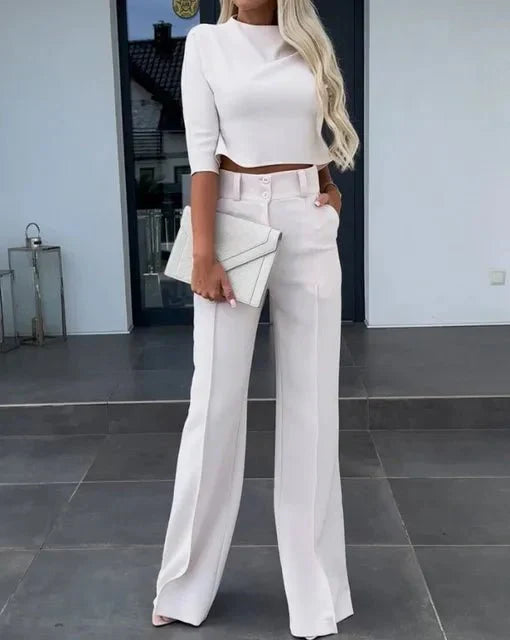 Komplett matchande set dam: elegant topp och högmidjade byxor. Perfekt för en sofistikerad look.