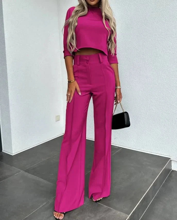 Elegant tvådelat set för dam, med snygg avskuren topp och högmidjade byxor för en komplett outfit.