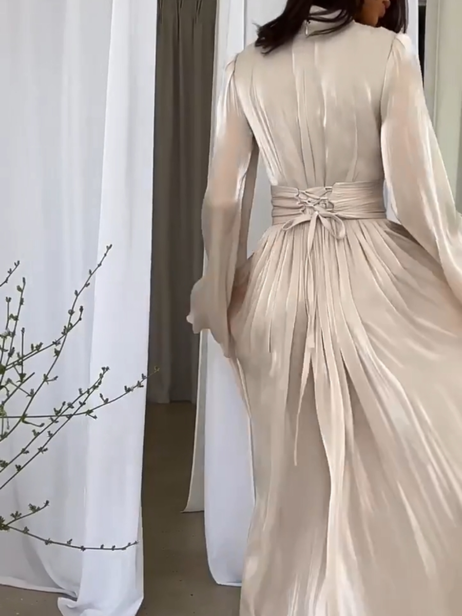 Vit elegant kvinnors maxiklänning med upphöjd krage, veckad midja, utmärkt som bröllopsklänning.