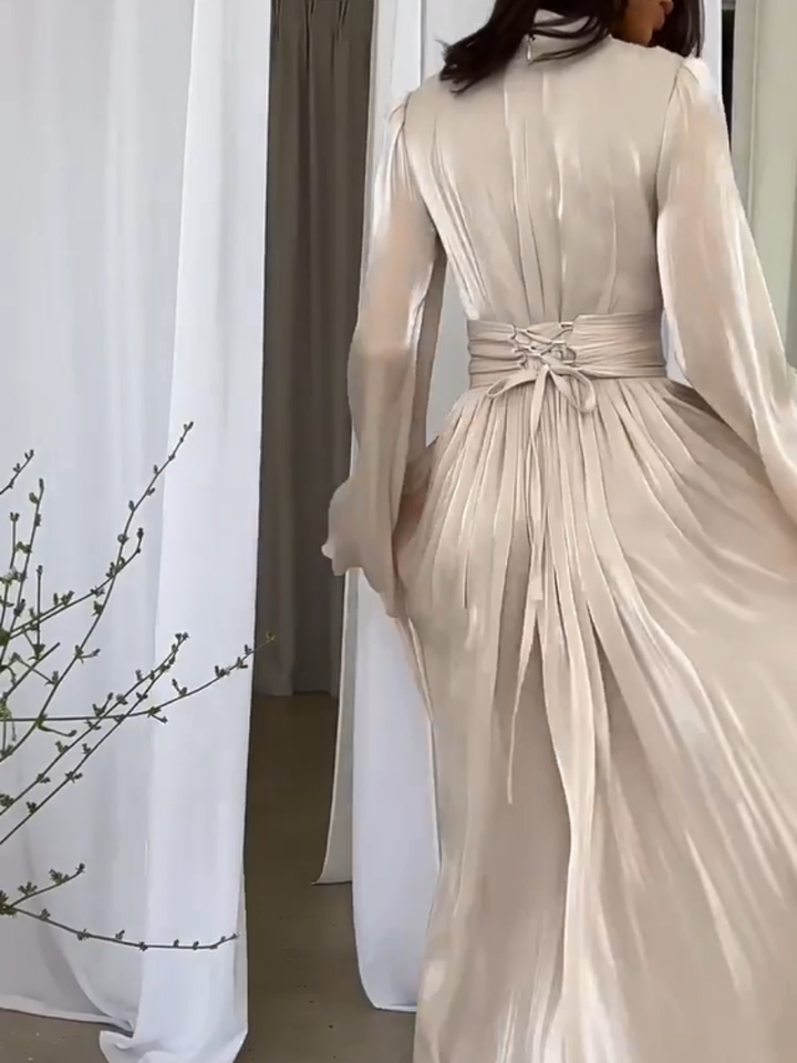 Vit elegant kvinnors maxiklänning med upphöjd krage, veckad midja, utmärkt som bröllopsklänning.