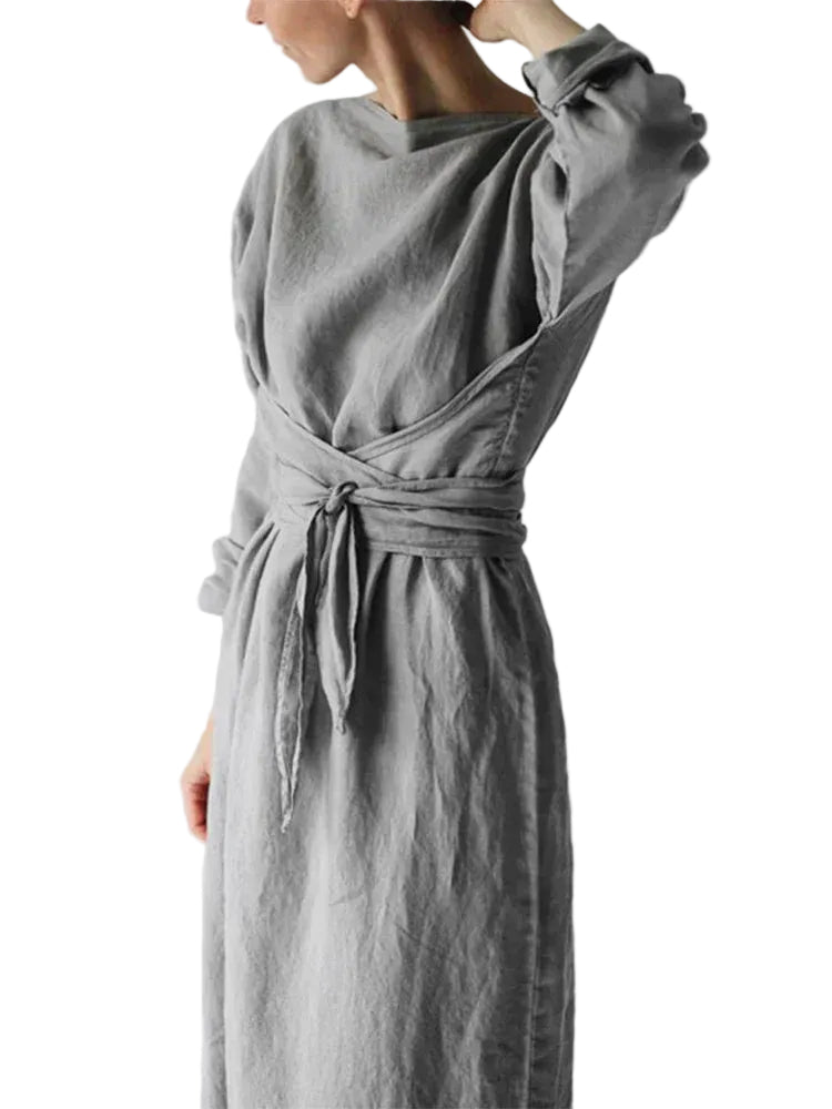 Elegant maxiklänning för kvinnor, perfekt för fest eller vardag. Lång, stilren design.