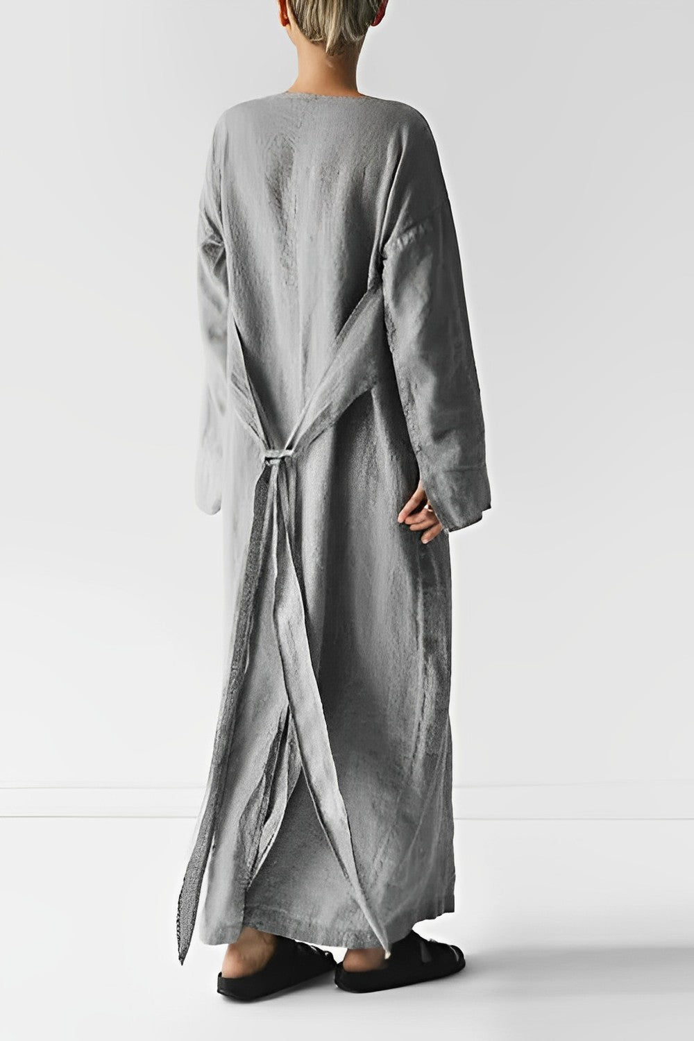 Stilren festklänning, en elegant maxiklänning för kvinnor. Lång design, perfekt för högtid.