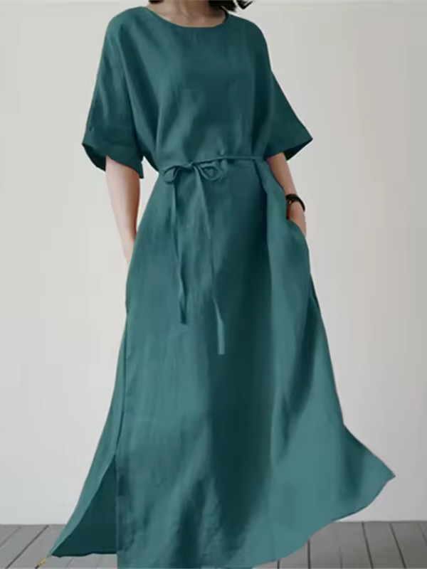 Elegant och avslappnad midiklänning för kvinnor med bälte och mjuk sidoklaff, perfekt för varje figur.