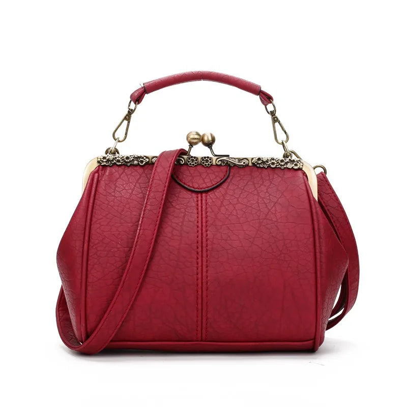Vintage-inspirerad damväska i konstläder. Crossbodyväska med elegant och lättviktig design.