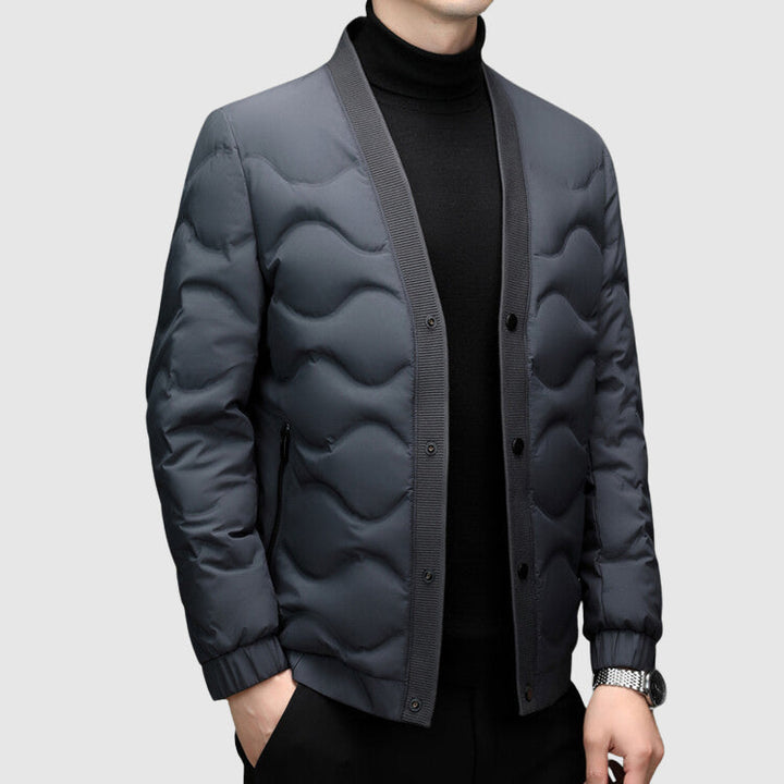 Man bär en stilren, minimalistisk dunjacka. Varm vinterjacka i herrmode med elegant passform för kalla dagar.