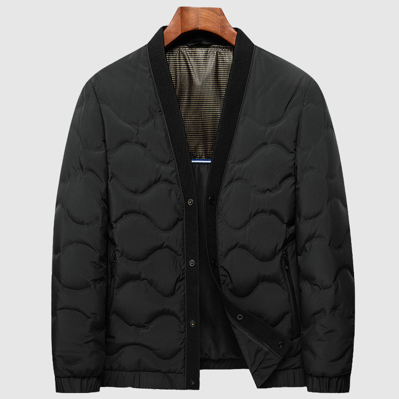 Baksidan av en stilren minimalistisk herr dunjacka i varmt ankdun. Perfekt vinterjacka för elegant herrmode.