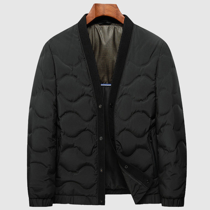 Baksidan av en stilren minimalistisk herr dunjacka i varmt ankdun. Perfekt vinterjacka för elegant herrmode.