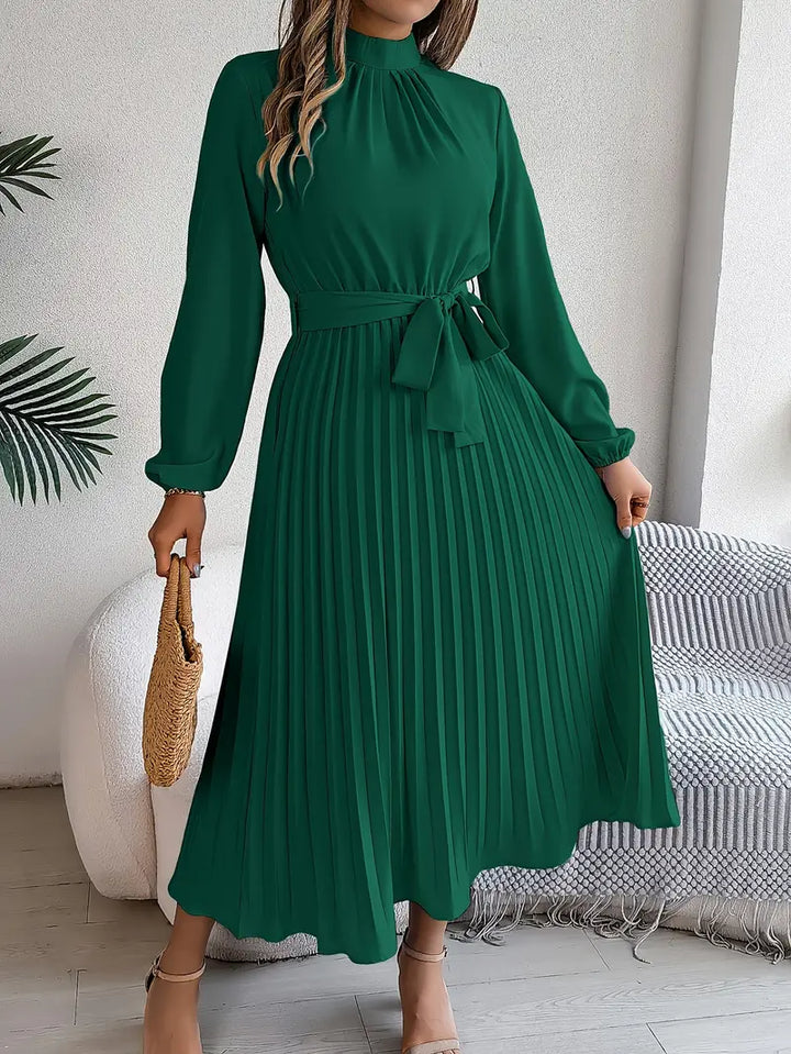 Stilren kvinnors klänning med elegant ståkrage & rynkad design. Mångsidig monokrom stil.