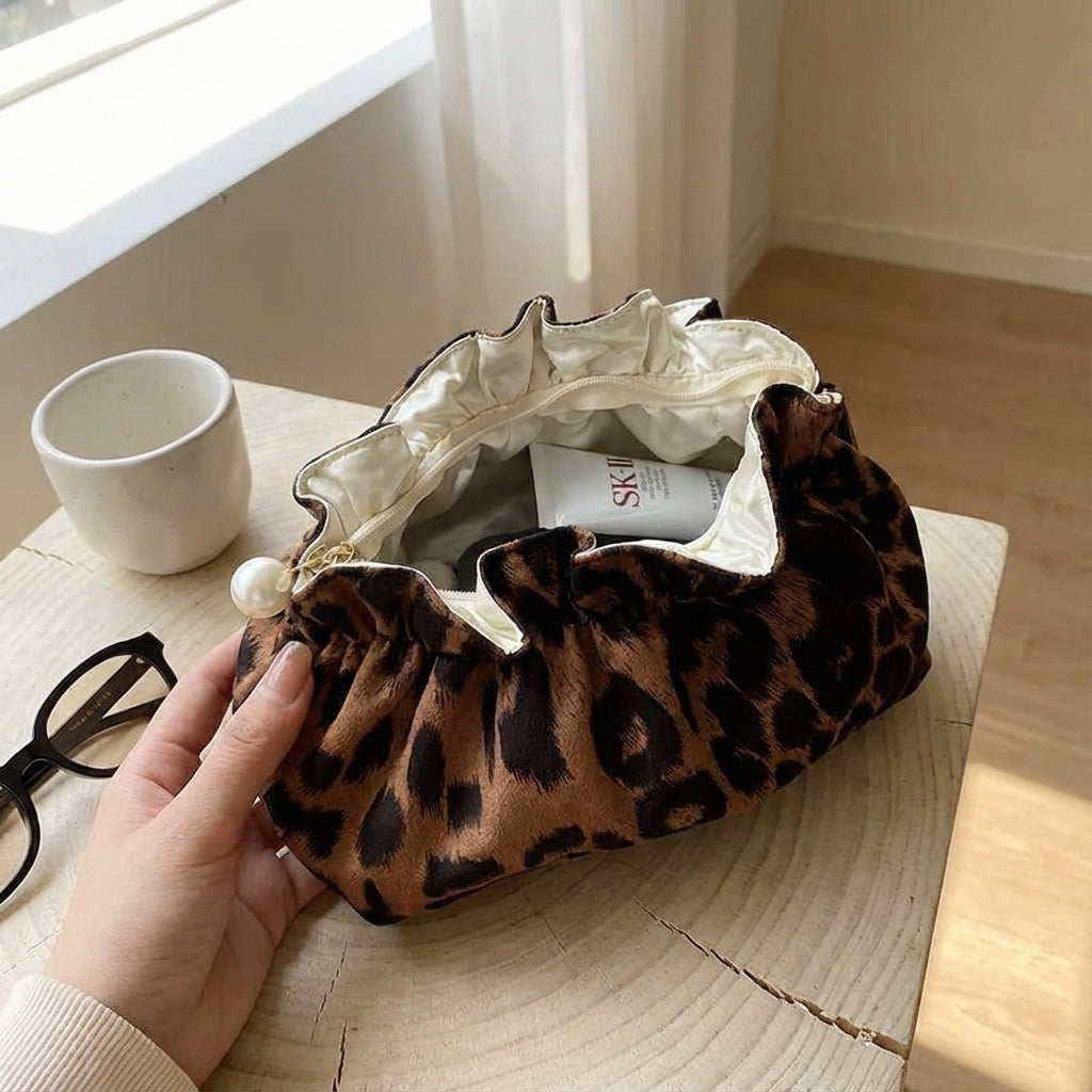 Elegant necessär Pearlynn med rufflor, perfekt för sminkförvaring och damaccessoarer. Lyxig design.