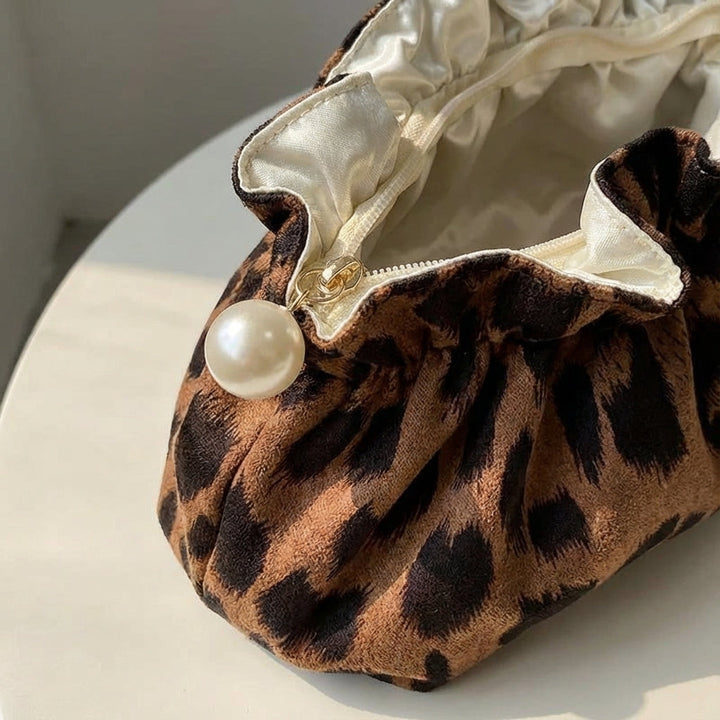 Pearlynn organiserare med rufflor, en elegant necessär för damaccessoarer och skönhetsprodukter.