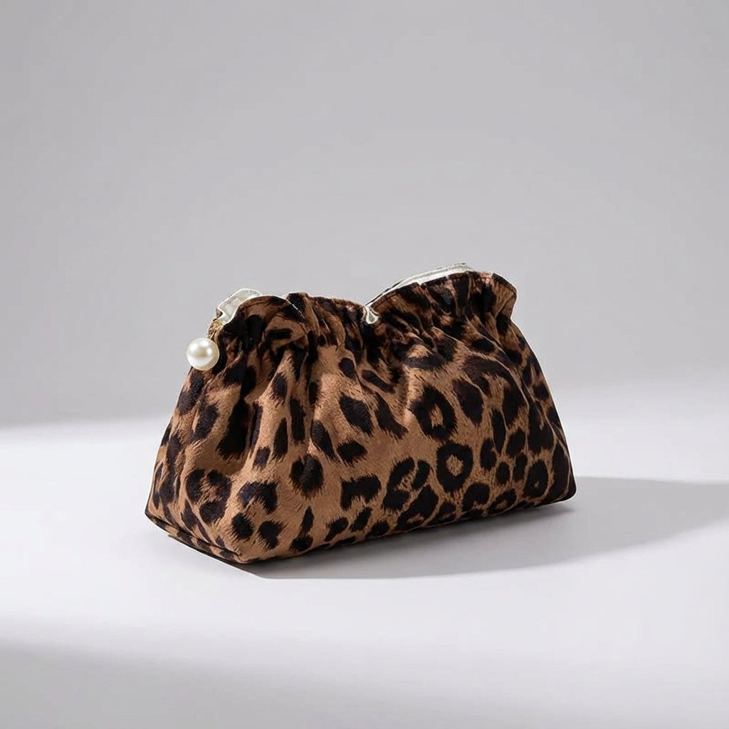 Praktisk Pearlynn necessär med elegant ruffeldesign och pärldetaljer. Lyxig förvaring för sminkväskan.