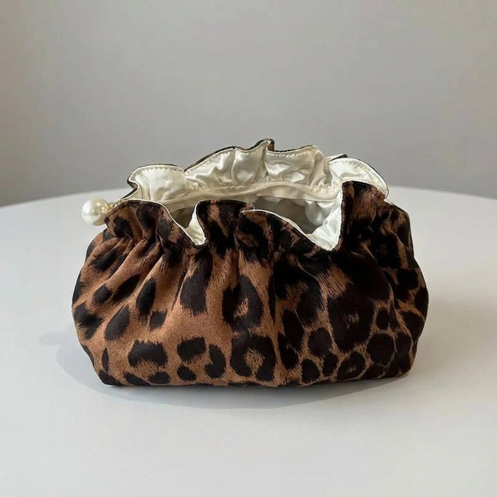 Elegant Pearlynn necessär/sminkväska med rufflor, leopardmönster & pärldetalj. Perfekt damaccessoar.