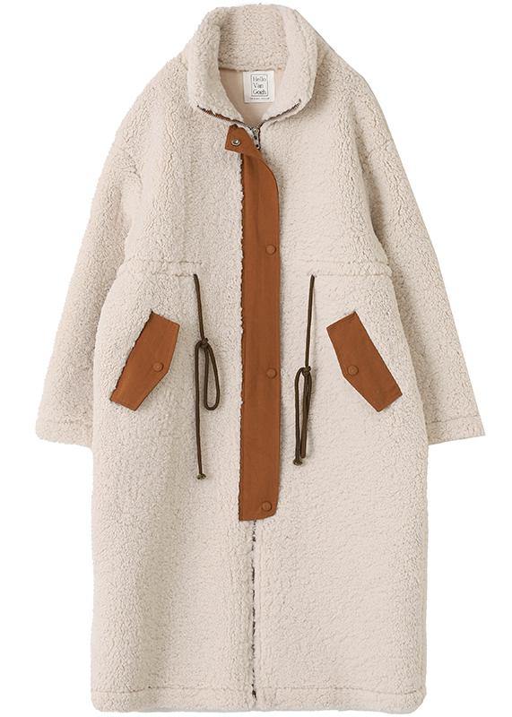 Modeinriktad damvinterjacka i nude. Höghalsad design med dragsko, varm och elegant för kallt vinterväder.