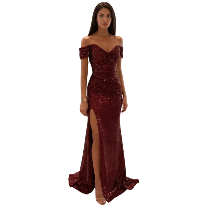 Elegant off-shoulder aftonklänning med skimrande paljetter, perfekt för fest eller gala. Lång, smickrande passform.