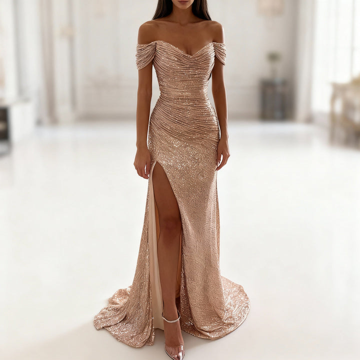Smickrande kvinnors off-shoulder klänning med paljettdetaljer. Stilren långklänning för eleganta fester och speciella tillfällen.