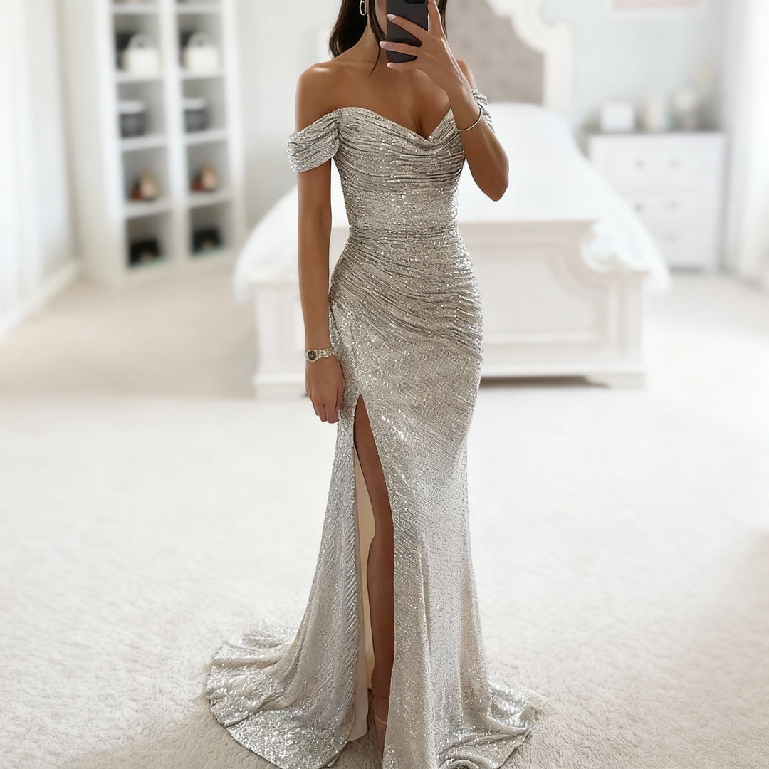 Detaljbild av off-shoulder aftonklänning med skimrande paljetter. Lyxig och modern design för en glamorös look.