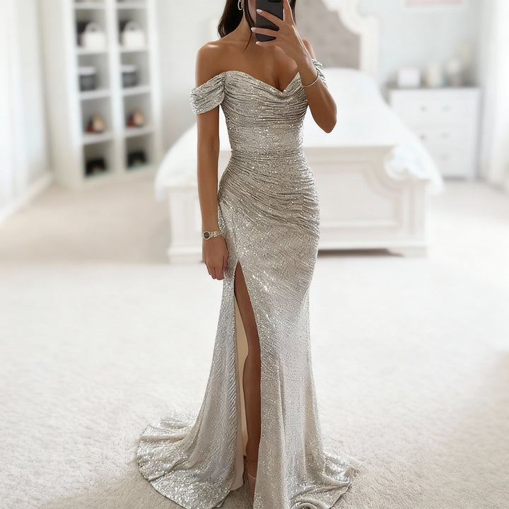 Detaljbild av off-shoulder aftonklänning med skimrande paljetter. Lyxig och modern design för en glamorös look.