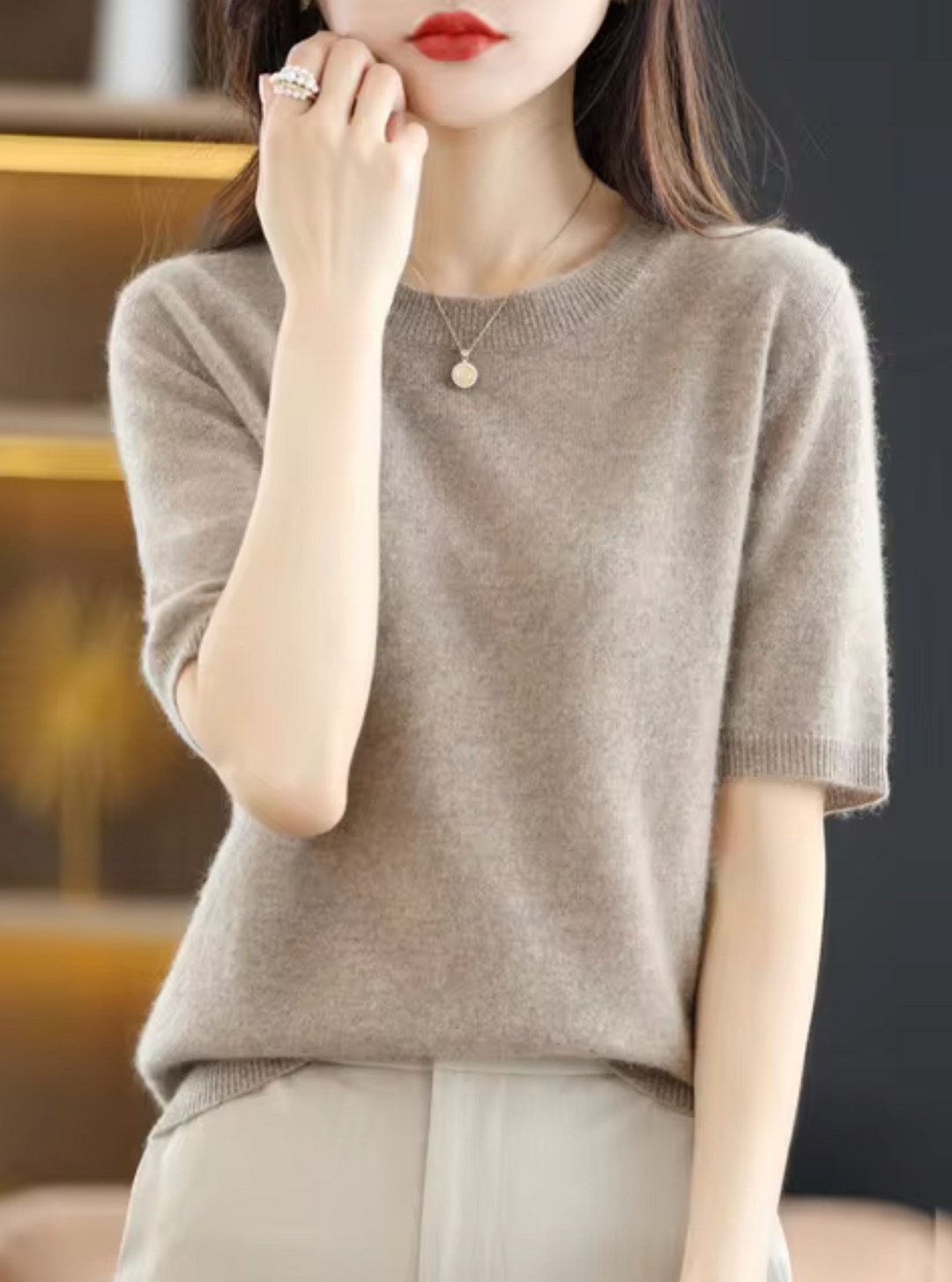 Kvinnors kortärmade ullstil kashmirpullover i en vacker blå nyans, lyxig känsla