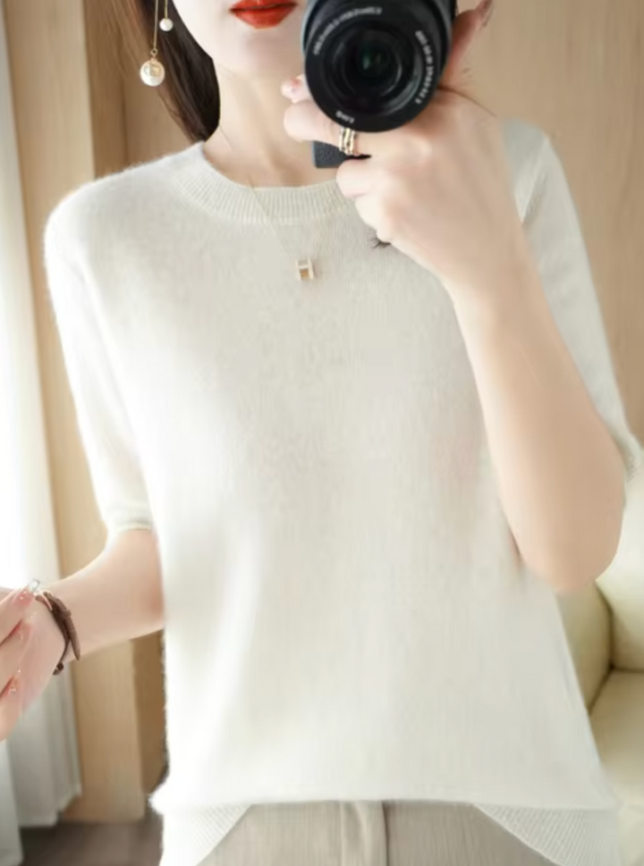 Zoom på texturen av en rosa ull-kashmir kortärmad pullover, hög kvalitet, mjuk känsla
