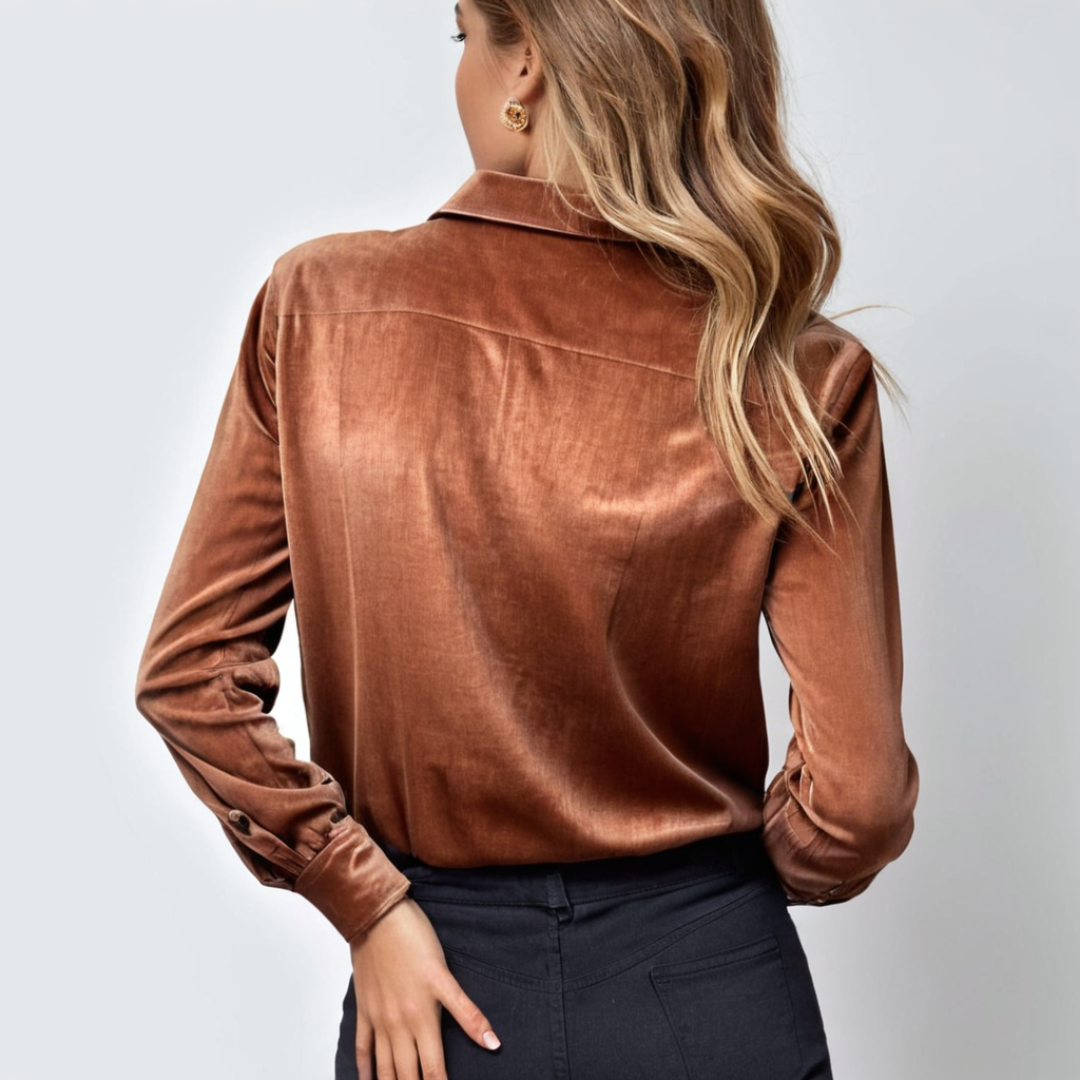 Rödlila sammetsblus för dam, med knäppning och avslappnad passform, en elegant touch för hösten.