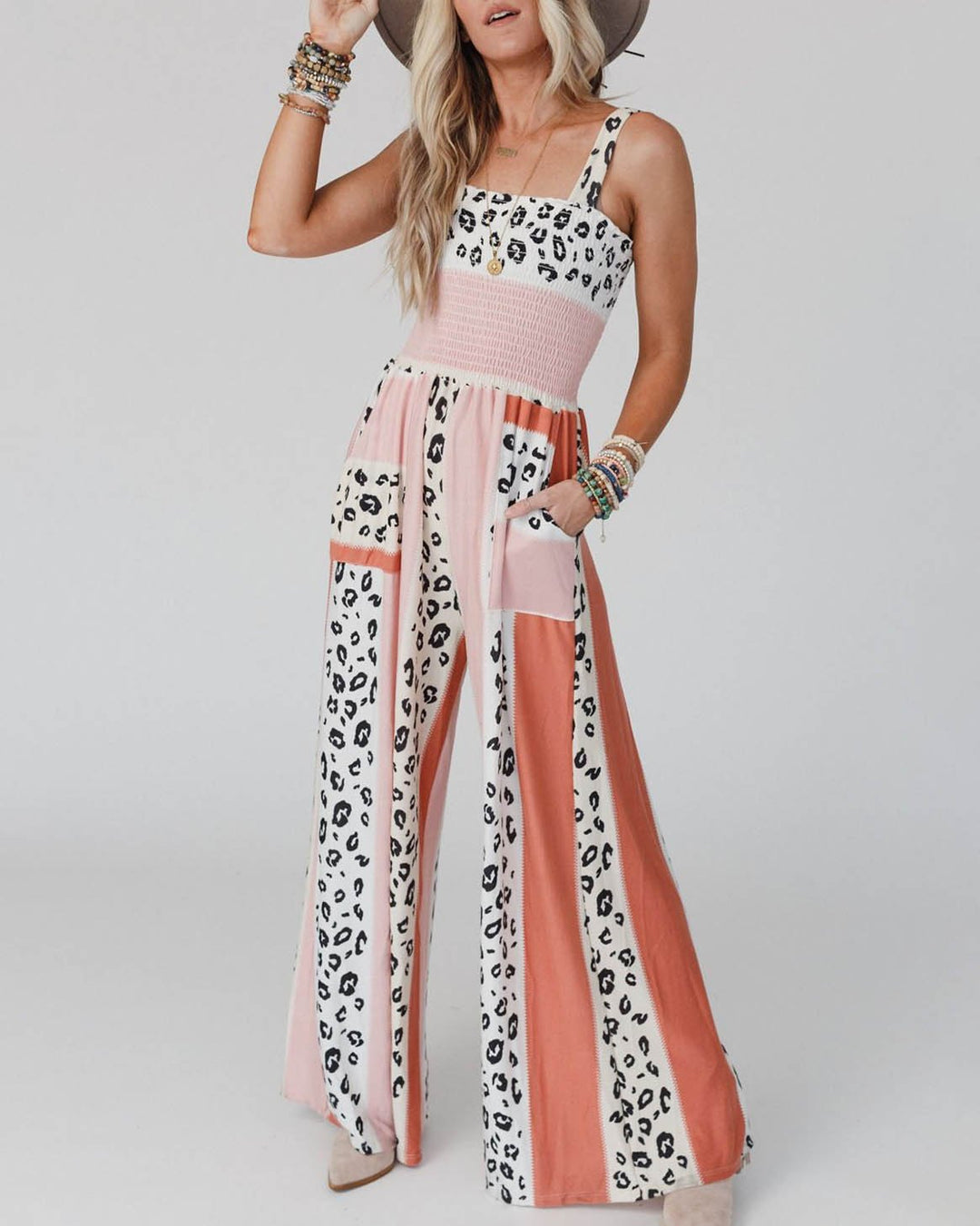 Elegant orange dam jumpsuit med breda ben och spaghettiband. Perfekt för fest eller stilren vardagslook. Bekväm.